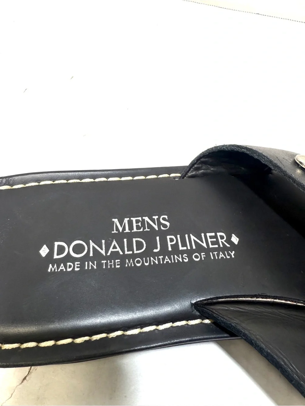 NEW Donald J Pliner Men’s Black Leather Metal Pyramid Studs Thong Sandal Size 9M